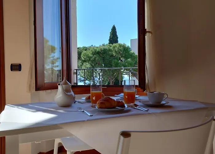 לינה וארוחת בוקר Agora Suite 4*